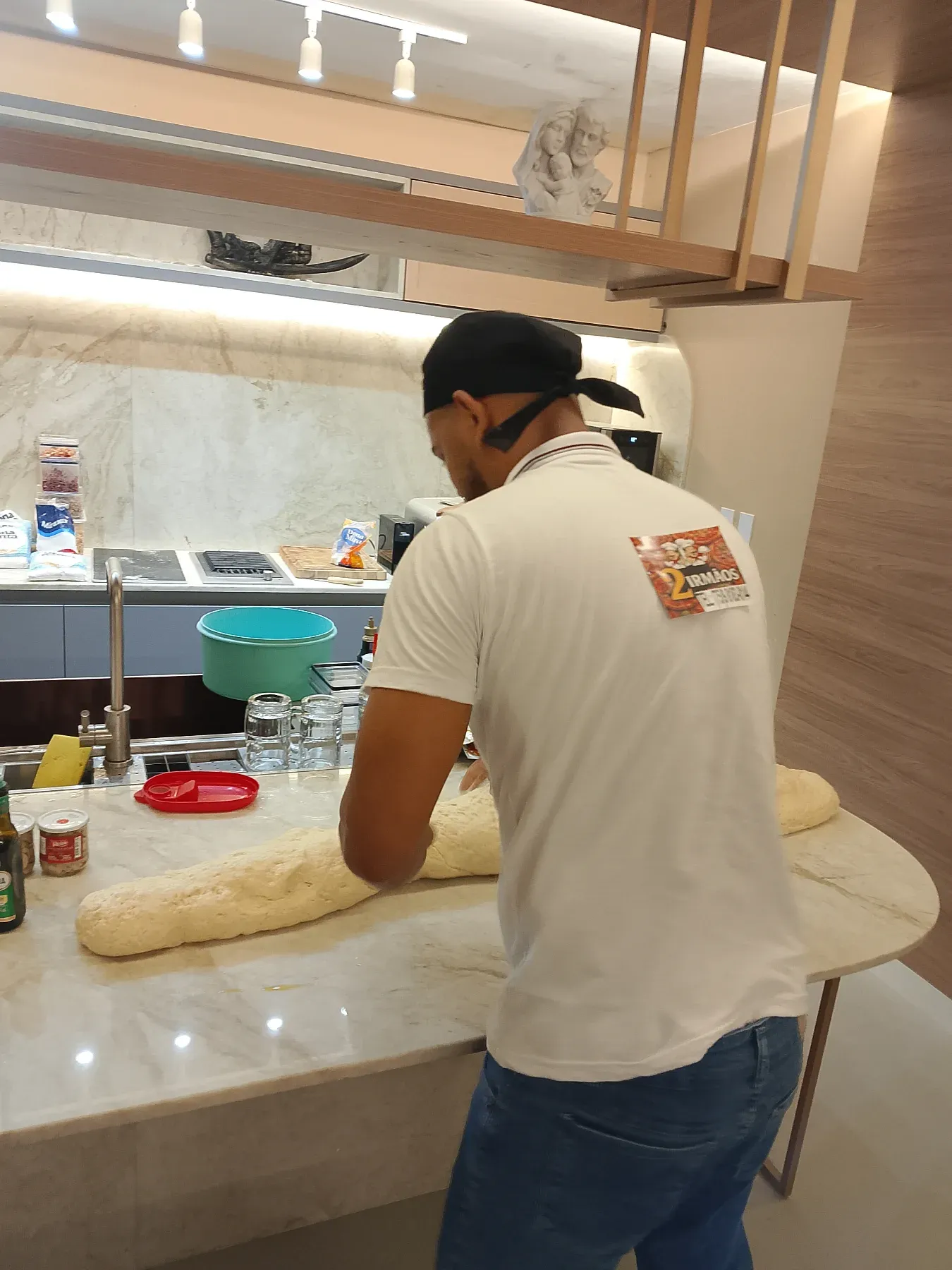 Funcionário da Pizzas Dois Irmãos preparando a massa