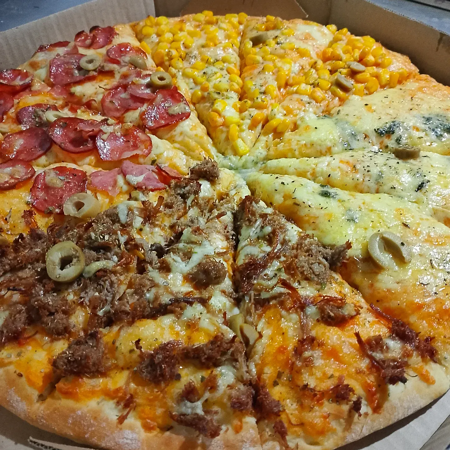 Pizza real com quatro sabores da Pizzas Dois Irmãos